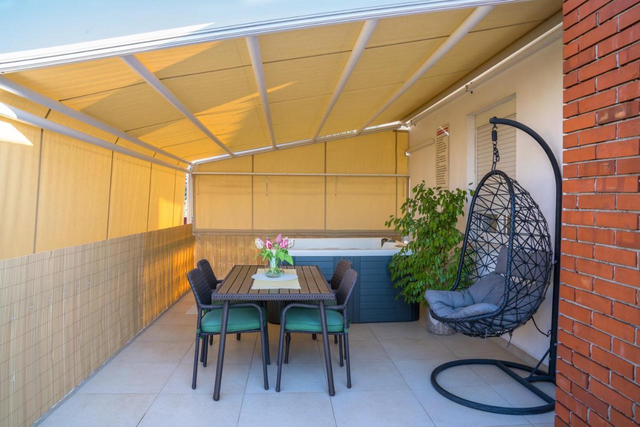 Apartment Paula With Private Jacuzzi And Parking- Near The Beach Zadar Zewnętrze zdjęcie