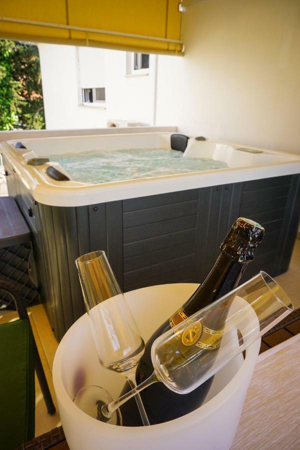 Apartment Paula With Private Jacuzzi And Parking- Near The Beach Zadar Zewnętrze zdjęcie