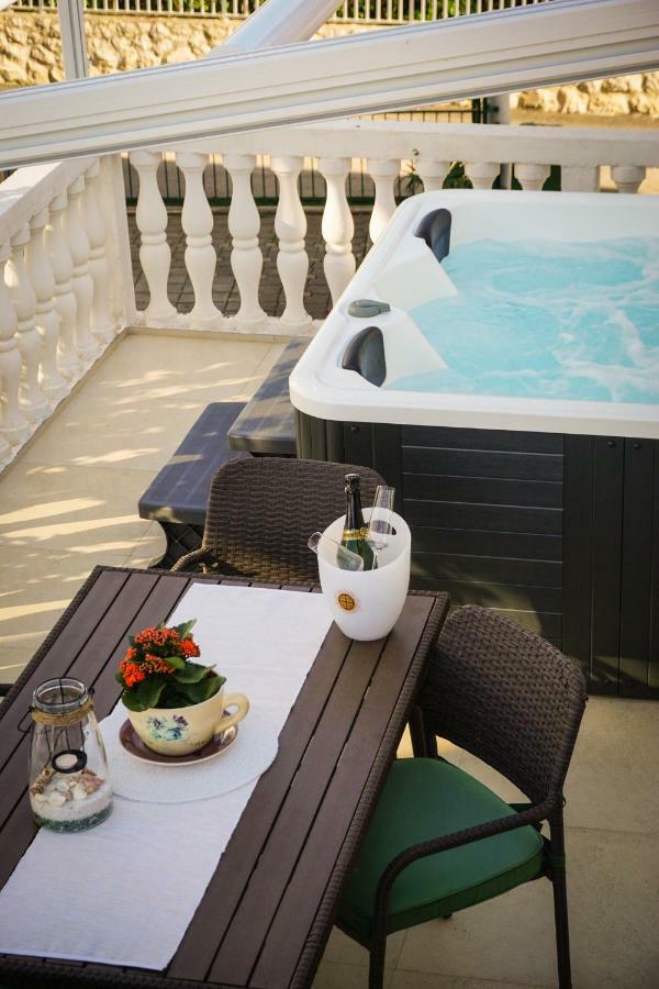 Apartment Paula With Private Jacuzzi And Parking- Near The Beach Zadar Zewnętrze zdjęcie